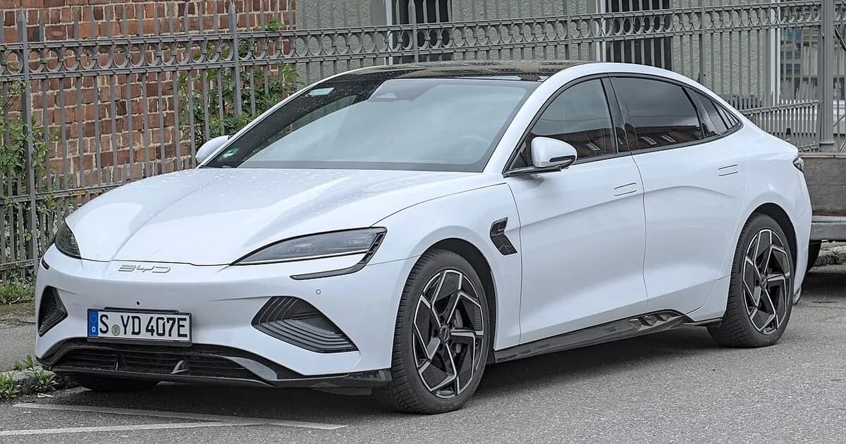 BYD впервые обошёл Tesla по годовым продажам электромобилей