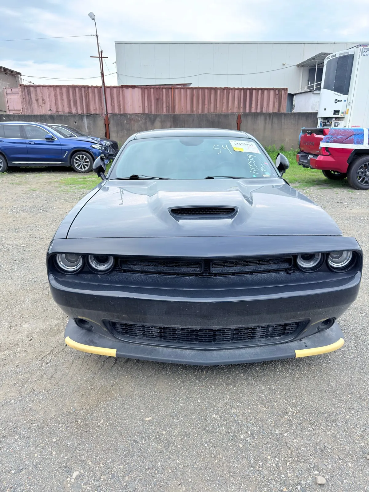 Dodge Challenger на площадке