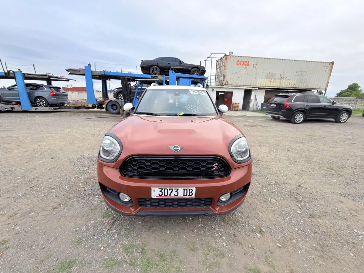 Mini Countryman на площадке, вид спереди с другой стороны