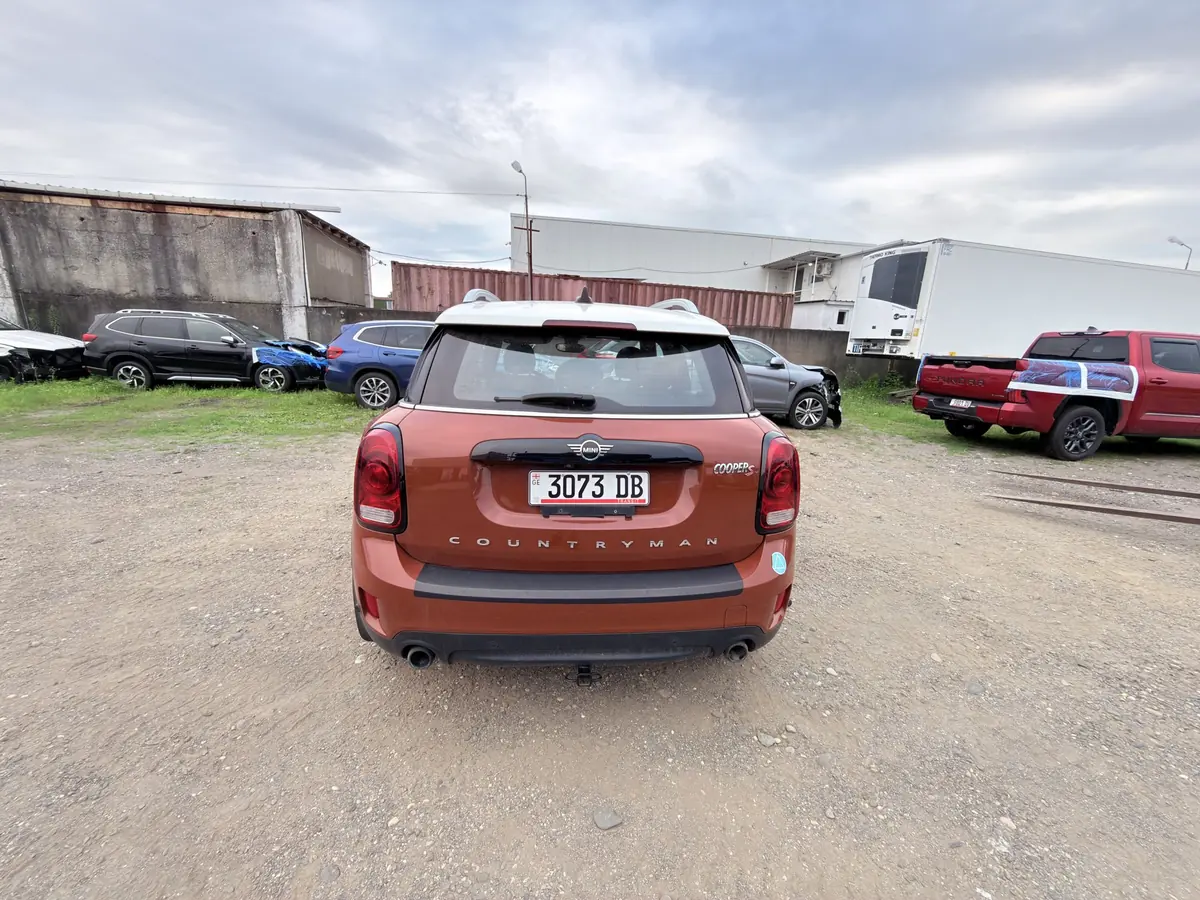 Mini Countryman на площадке, вид сзади с другой стороны