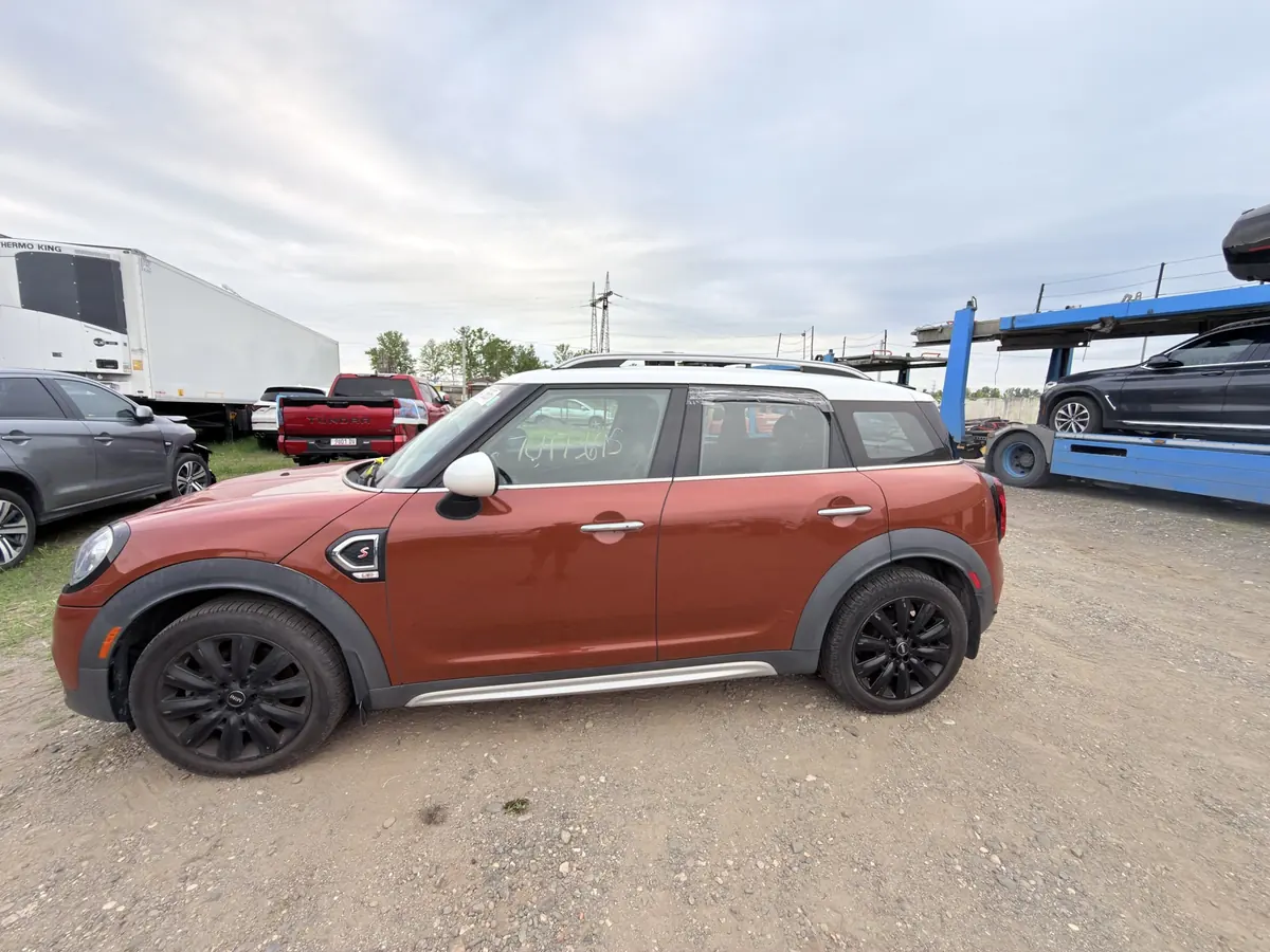 Mini Countryman на площадке, вид сзади